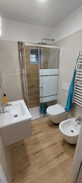 Bagno con box doccia