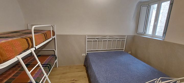 Camera con finestra e letto matrimoniale