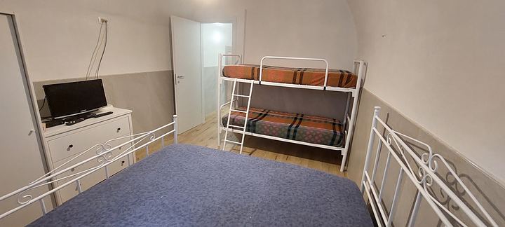 Camera con letto matrimoniale, letto a castello e TV