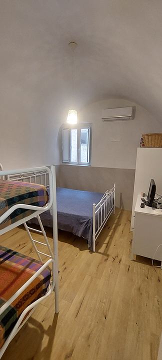 Camera con soffitto a volta e climatizzatore